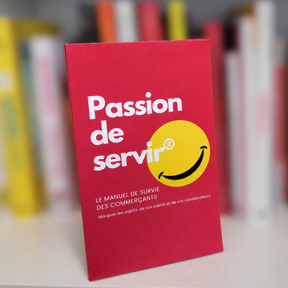 Le livre Passion de servir, le manuel de survie des commerçants, de Jérôme Sartre, posé sur une étagère